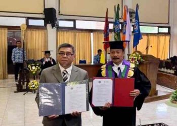 KASIM Mansor (kiri) dan Drs Sutoyo (kanan) semasa menandatangani LoI di UNISRI, Indonesia baru-baru ini