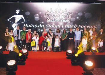 PARA penderma dan juga badan bukan kerajaan yang menyokong kempen Light It Up Gold bergambar bersama-sama dalam majlis penyerahan sumbangan pada majlis The Knights Award di Georgetown, Pulau Pinang baru-baru ini.