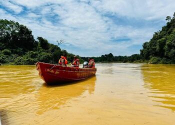 ANGGOTA bomba melakukan rondaan di Sungai Kemaman dalam operasi SAR mangsa kepala air Jeram Mawar, Air Putih, Kemaman. – UTUSAN/PUQTRA HAIRRY ROSLI