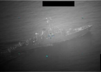 GAMBAR menunjukkan kapal tentera laut Iran menghampiri Richmond Voyager untuk merampasnya di Teluk Oman. - AFP