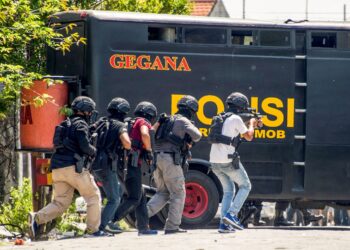 PASUKAN antikeganasan Indonesia, Densus 88 melakukan serbuan terhadap sebuah kediaman yang dipercayai dihuni suspek pengganas di Surabaya. - AFP