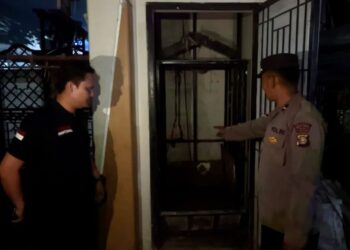 ANGGOTA polis menunjukkan lokasi kejadian yang menyaksikan lif jatuh sehingga mengorbankan tujuh pekerja penyelenggaran bangunan di Lampung. - AGENSI