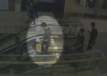 TANGKAP layar CCTV menunjukkan Rodrigo Barcelos de Oliveira berada di Pusat Beli-belah Barrad.-AGENSI