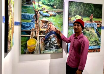 ASRUL Chik menunjukkan sebahagian lukisan hasil karyanya di Kota Bharu, Kelantan.
