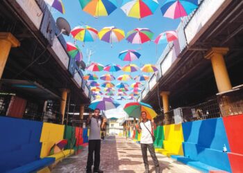 KEADAAN lorong belakang medan selera Menara Condong Teluk Intan yang dihiasi payung berwarna warni untuk menarik pelancong. 
– UTUSAN/AIN SAFRE BIDIN