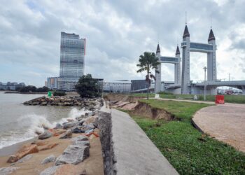 KEADAAN struktur penghadang ombak yang runtuh berhampiran Jambatan Angkat Kuala Terengganu di Kuala Terengganu. – UTUSAN/KAMALIZA KAMARUDDIN