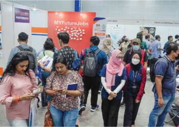 PERTUMBUHAN ekonomi yang semakin menggalakkan, menyediakan lebih banyak peluang pekerjaan untuk rakyat Malaysia. - GAMBAR HIASAN