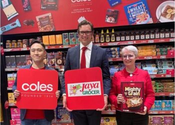 DANIEL Teng (kiri) dan Will Mulholland (tengah) ketika majlis simbolik perjanjian di antara Jaya Grocer dan Coles Supermarkets di Starling Mall, Kuala Lumpur, semalam. – UTUSAN/NURFARAHIN HUSSIN
