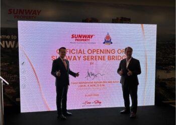 DR. Jeffrey Cheah dan Mohamad Azhan Md Amir (kanan) semasa majlis perasmian Jambatan Sunway Serene.