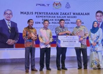 SAIFUDDIN NASUTION Ismail tengah menerima replika cek sumbangan zakat wakalah daripada Mazlan pada Majlis Penyerahan Zakat Wakalah KDN dengan kerjasama PBLT) dan PDRM di IPK Pulau Pinang, George Town malam ini.