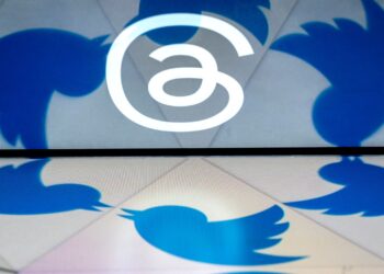 APLIKASI Threads disifatkan boleh memberi cabaran besar kepada Twitter. - AFP