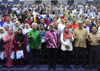 V. SIVAKUMAR (tengah) ketika sesi lawatan kerja ke Institut Latihan Perindustrian (ILP) Kepala Batas, Pulau Pinang hari ini. - Pic: IQBAL HAMDAN