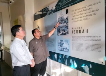 CHOW Kon Yeow (kiri) ketika meninjau Galeri Haji Pulau Pinang di George Town, Pulau Pinang hari ini.