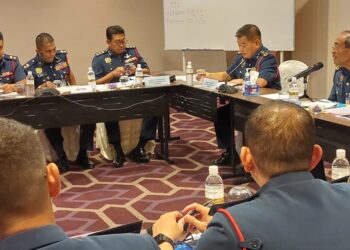 AHMAD IZRAM Osman (kanan) ketika mempengerusikan mesyuarat bersama Penolong Pengarah Operasi Bomba seluruh negara di Seberang Jaya, Pulau Pinang hari ini.