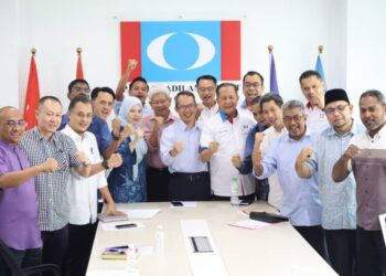 LAW Choo Kiang (tengah) bersama calon-calon PKR yang bakal bertanding pada PRN Ke-15 Pulau Pinang serta penyandang PKR di Wisma PKR Bayan Baru, Pulau Pinang hari ini. - Pic: IQBAL HAMDAN