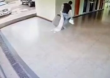 RAKAMAN menunjukkan Daniel bergelut ketika menarik beg bagasi yang mengandungi mangsa culik. - AGENSI   