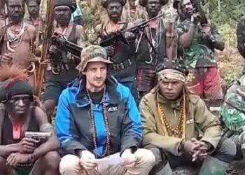 TANGKAP layar video menunjukkan Philip Mark Mehrtens (dua dari kiri) bersama kumpulan bersenjata di Papua yang menculiknya.-AGENSI