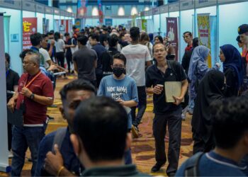 ORANG ramai menunjungi karnival pekerjaan di Shah Alam, baru-baru ini. Pelbagai inisiatif dilakukan oleh kerajaan bagi mewujudkan lebih banyak peluang pekerjaan untuk rakyat. – GAMBAR HIASAN