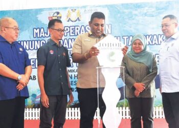 K.RAVEN KUMAR melakukan gimik perasmian Karnival Gunung Ledang sambil diperhatikan oleh Taufik Bahar (dua dari kiri) di  Hutan Lipur Gunung Ledang, Tangkak, semalam.