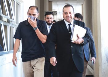 AHMAD Shahrul Azhar Sofian (kiri) tiba di Mahkamah Majistret Petaling Jaya bagi menghadapi pertuduhan menceroboh bilik hotel didiami kenalan wanita. – UTUSAN/AFIQ RAZALI