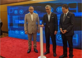 TENGKU Zafrul Tengku Abdul Aziz  menyempurnakan majlis pra-pelancaran Pameran Mobiliti Elektrik Antarabangsa (IEMS) 2023 
di Kuala Lumpur, semalam.