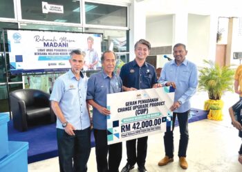 MUHAMMAD Faiz Fadzil (dua dari kanan) pada program Ramah Mesra Madani di Dewan Persatuan Nelayan Kawasan Perlis Selatan, Kuala Sungai Baru, Arau, Perlis. – UTUSAN/MOHD. HAFIZ ABD. MUTALIB