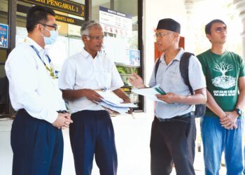 MEOR Razak Meor Abdul Rahman (dua dari kanan) menyerahkan memorandum bantahan cadangan projek pembangunan ladang hutan di Hutan Simpan Kekal (HSK) Kledang Saiong kepada Pegawai Khas Pejabat Menteri Besar Perak, Rahim Nawawi (kiri) di Ipoh. – UTUSAN/MUHAMAD NAZREEN SYAH MUSTHAFA