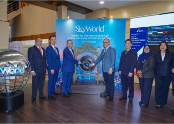 NG Thien Phing (tiga kiri) dan Ketua Pegawai Eksekutif Skyworld Development, Lee Chee Seng (empat kiri) memukul gong simbolik penyenaraian SkyWorld Development Berhad di Pasaran Utama Bursa Malaysia di Kuala Lumpur, semalam. – UTUSAN/FARIZ RUSADIO