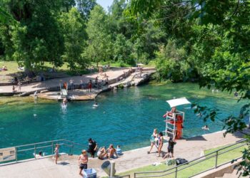PENDUDUK berenang di Barton Creek Pool di Austin, Texas ketika gelombang haba melanda AS. - AFP  