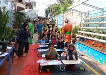 PENDUDUK menjalankan aktiviti riadah di kawasan Kampung Literasi yang terletak di Desa Klender di Jakarta Timur.-AGENSI