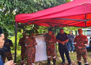 OPERASI SAR mencari kanak-kanak hilang di hutan yang ditemukan selamat malam tadi.-IHSAN BOMBA