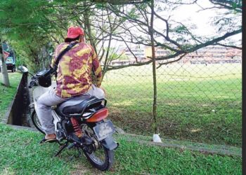 HERMAN bersama motosikal jenama Honda yang dibeli untuk memudahkan pergerakannya ketika ditemui di Sungai Petani, Kedah.
– UTUSAN/OTHMAN YAHAYA