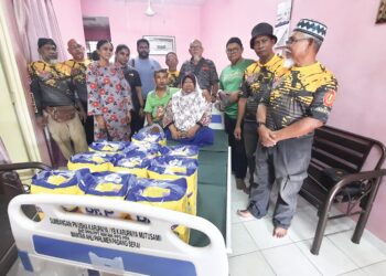 ROSIAH Ariffin (duduk) dan suaminya, Rosman Awang menerima kunjungan N. Usha Devi (tiga kiri) bersama ahli Kelab SSPS yang menyumbang sebuah katil khas dan lampin pakai buang di Taman Serai Setia, Padang Serai di Kulim. – UTUSAN/AZAHAR HASHIM
