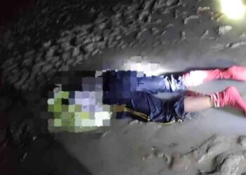 MAYAT salah seorang mangsa yang lemas ketika hasrat ke pantai mencari kepah di pantai Esplanade Buntal, di sini awal pagi tadi.