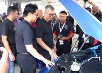 TENGKU ZAFRUL Tengku Abdul Aziz meninjau ruang pameran selepas merasmikan MITI Day Pulau Pinang di Kubang Menerong, Kepala Batas hari ini. - Pic: IQBAL HAMDAN