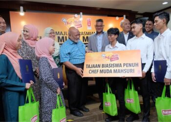 MOHD. Roslan Mahayudin (tengah) bersama lima pelajar Sijil Kehadiran Masakan Melayu yang menerima biasiswa penuh tajaan Mahsuri Food Sdn. Bhd menerusi program Chef Muda Mahsuri di Petaling Jaya, hari ini. - UTUSAN/M FIRDAUS M JOHARI