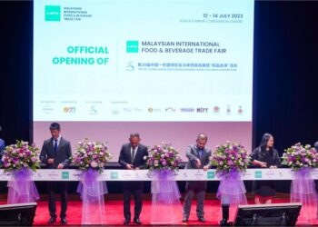 CHAN Foong Hin (tiga, kanan) dan Ketua Pegawai Eksekutif Kumpulan Constellar, Chua Wee Phong menyempurnakan perasmian Malaysia International Food & Beverage (MIFB) Trade Fair 2023 di Kuala Lumpur, hari ini. - utusan/MOHD FARIZWAN HASBULLAH