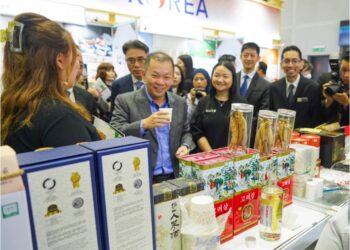 CHAN Foong Hin melawat Gerai pameran makanan pada Majlis Perasmian 
 Pameran Per­dagangan Makanan dan Minuman Antarabangsa Malaysia (MIFB) 2023 di Kuala Lumpur, semalam. - UTUSAN/MOHD FARIZWAN HASBULLAH