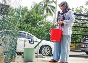 PENDUDUK Taman Pandan Aman 2 di Kuantan, Pahang kecewa apabila berdepan masalah tekanan air rendah hampir setiap hari. - UTUSAN/ DIANA SURYA ABD WAHAB