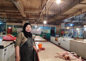 SUTINAH merupakan seorang daripada peniaga ayam mentah di Pasar Cibubur, Jakarta Timur. - AGENSI