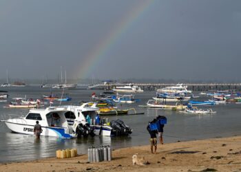 PELANCONG membuat persediaan untuk melakukan aktiviti menyelam di Pantai Sanur di Bali pada April lalu. - AFP
