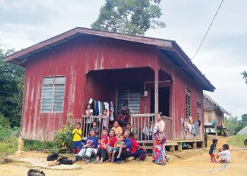 MASYARAKAT Orang Asli di Gua Musang, Kelantan bimbang parti politik yang ditubuhkan akan membawa perpecahan dalam komuniti mereka. – UTUSAN/AIMUNI TUAN LAH