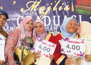 SORFINAZAKIAH Samsuddin (dua dari kanan) bersama ibunya serta Batrisyia Hassan (tiga dari kanan) bersama ibu dan bapanya pada Majlis Graduasi dan Pengumuman Keputusan STPM 2022 di SMK Tun Habab Kota Tinggi.