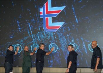 MOHAMAD Hasan merasmikan Majlis Pelancaran Pelan Strategik Lembaga Tabung Angkatan Tentera (LTAT) 2023 - 2025 (MAMPAN25) diiringi Adly Zahari (dua kanan); Panglima Tentera Darat, Jeneral Tan Sri Mohammad Ab Rahman (dua kiri), Ketua Eksekutif LTAT, Datuk Nazim Rahman dan Pengerusi LTAT, Jeneral (B) Tan Sri Raja Mohamed Affandi Raja Mohamed Noor (kanan) di The Bousteador, Mutiara Damansara,hari ini. - UTUSAN/AMIR KHALID