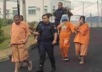 NAZARUDIN Alias (kiri) dijatuhkan hukuman lima bulan penjara di Mahkamah Majistret Kuala Pilah, hari ini atas kesalahan memiliki air serta daun ketum di Kampung Sawah Lebar, April lalu.-UTUSAN/NOR AINNA HAMZAH