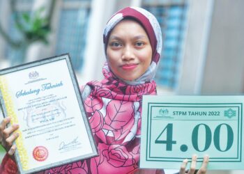 ERIN Ezayu Emylia Abdul Mutalib menunjukkan sijil cemerlang yang diterimanya dari Jabatan Pendidikan Negeri Sembilan selepas memperoleh PNGK 4.00 dalam keputusan STPM Tahun 2022. 
– UTUSAN/MOHD. SHAHJEHAN MAAMIN