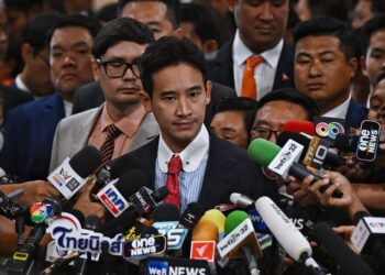 PITA Limjaroenrat bercakap kepada media selepas keputusan undian Parlimen diumumkan di Bangkok, Thailand. - AFP