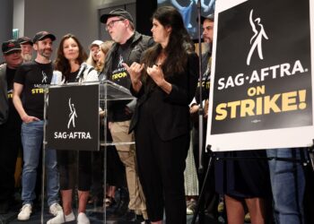 PRESIDEN SAF-AFTRA, Fran Drescher (pakai topi) bercakap kepada media mengenai mogok yang berlangsung melibatkan semua penggiar filem Hollywood di Los Angeles. - AFP