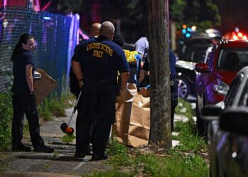 PASUKAN unit siasatan jenayah dan forensik menyiasat lokasi kejadian tembakan di  Philadelphia, Pennsylvania. - AFP  