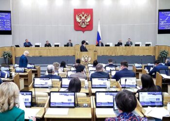 Sesi pengiraan undi pindaan rang undang-undang yang melarang penukaran jantina diadakan di Duma, Moscow. - AFP